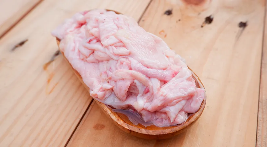 Легкий влажный блеск — признак свежести, но сама куриная кожа не должна быть липкой или, наоборот, пересушенной