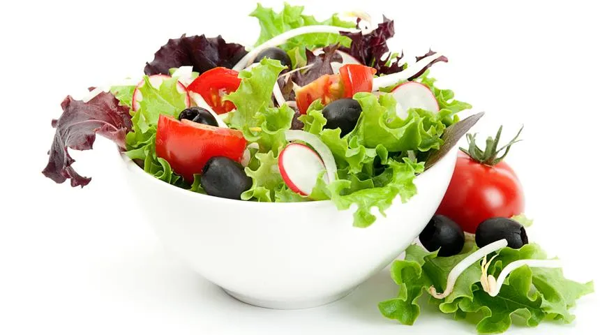 Зеленый салат из микса листьев с добавлением овощей -  лучший гарнир к блюдам из мяса