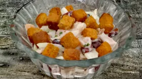 Салат с фасолью и сухариками