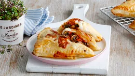 Пирожок с соусами