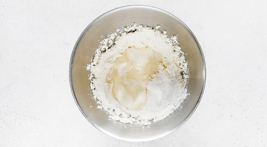 Бисквитный пирог с кремом из творожного сыра, сметаны и сгущенки