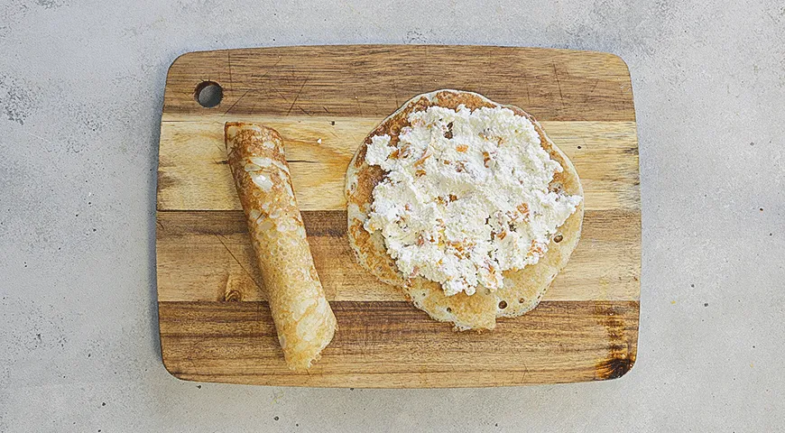 Дрожжевые блины с творогом и курагой