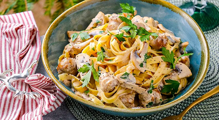 Паста фетучини с колбасками и грибами в сливочном соусе