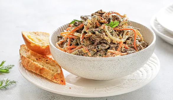 Салат из куриной печени с морковью