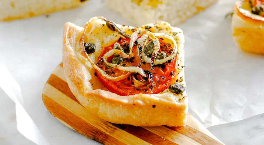 Ладения, пирог с луком и помидорами