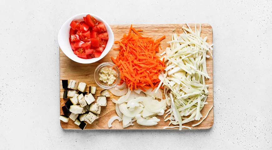 Капуста, тушенная с баклажанами