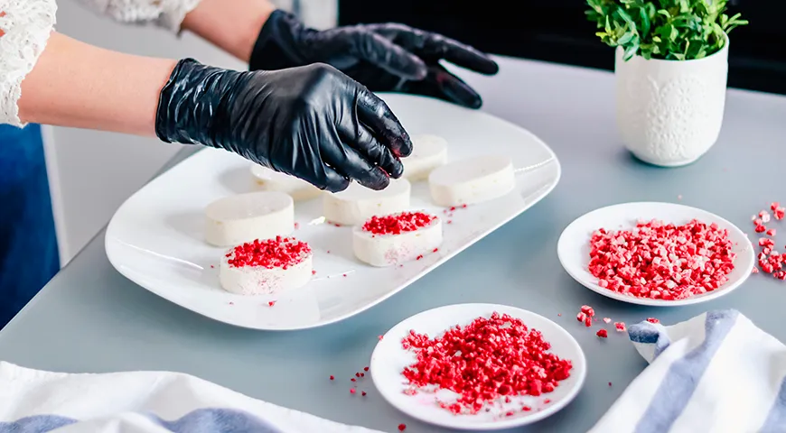 Порошок из сублимированной клубники  можно использовать как натуральную посыпку для десертов