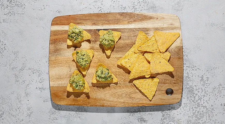 Острая закуска из креветок с авокадо