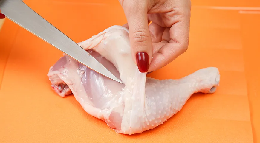 В куриной коже содержится большое количество жира и холестерина