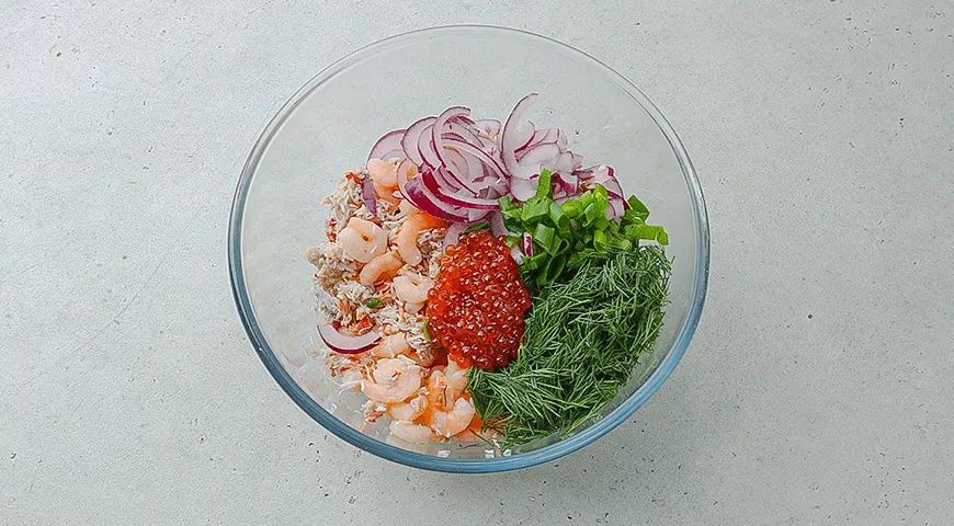 Крабовый салат с креветками и икрой