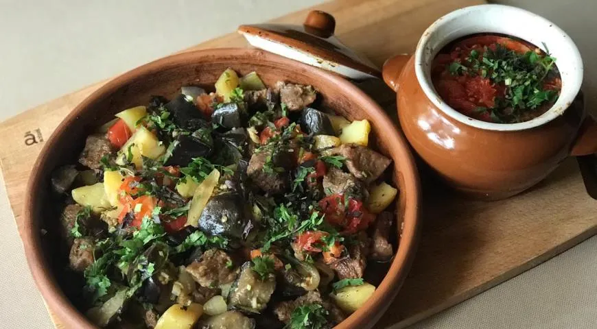 Чанахи с телятиной в горшочках по-грузински