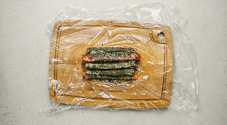 «Мрамор» из двух видов рыбы со спаржей