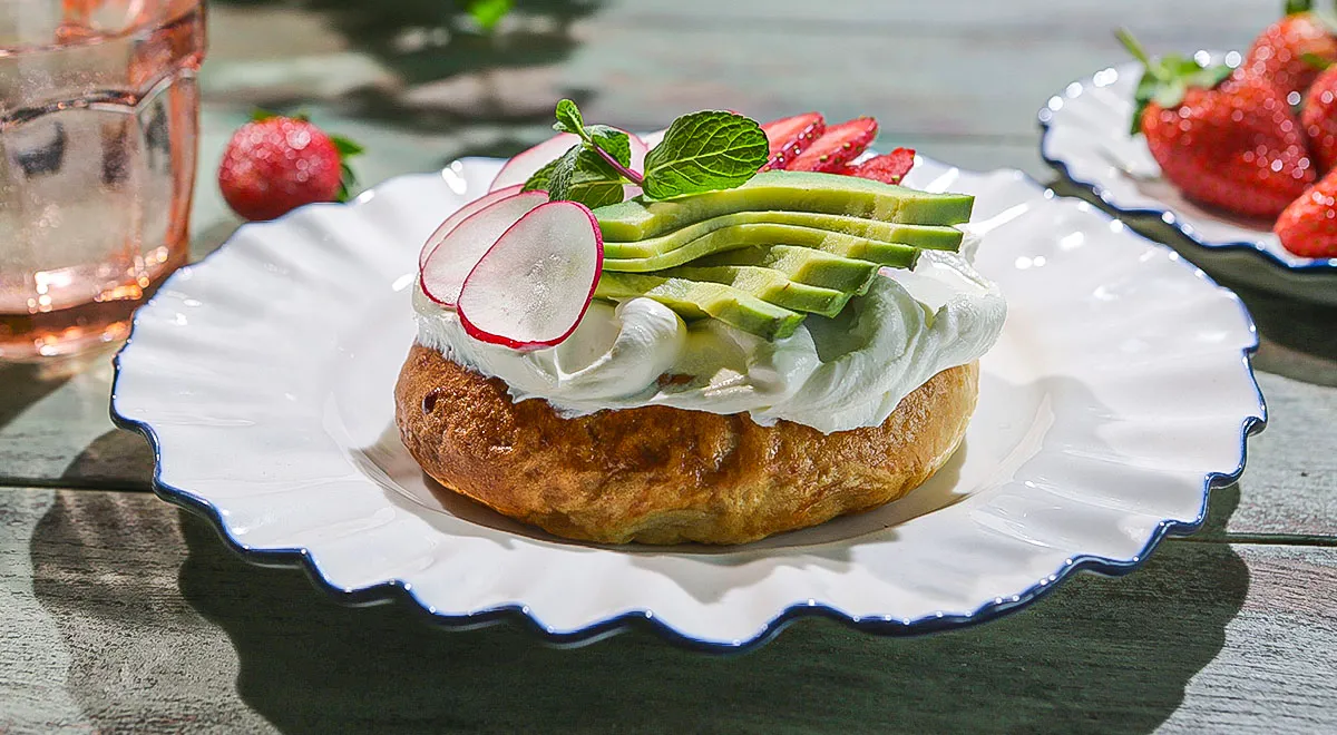 Бейгл с клубникой и авокадо