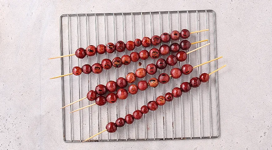 Виноград на гриле с бурратой и базиликом