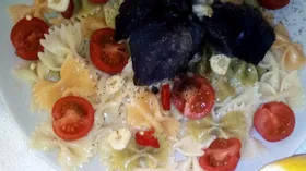 Фарфалле интеграле с помидорами черри и фиолетовым базиликом