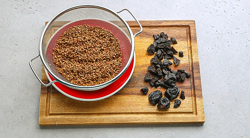 Гречневая каша  с черносливом и орехами