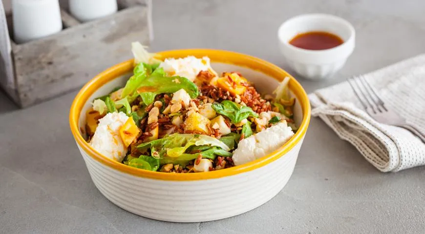 Салат из коричневого риса с пастернаком и рикоттой