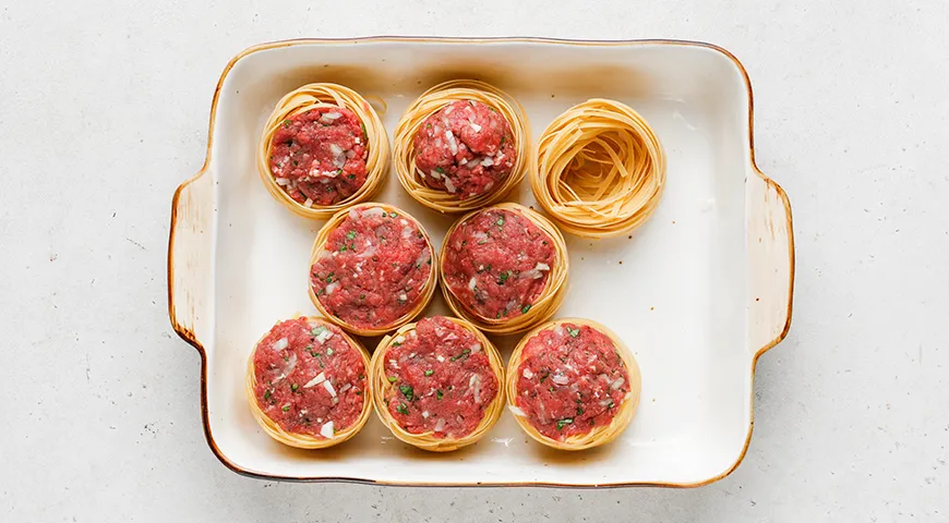 Макароны-«гнезда» с фаршем под сметанным соусом