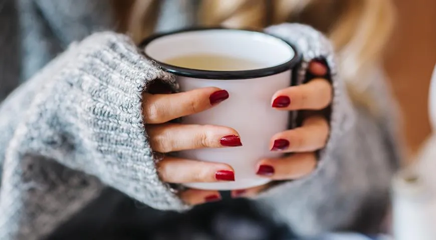 Травяной чай – лучший выбор при простуде и кашле. А чашечку кофе лучше оставить на потом