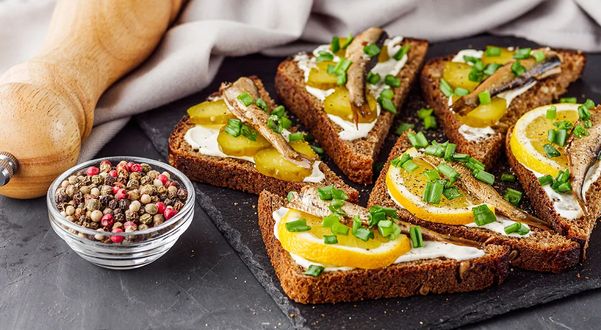 Рецепт бутербродов на пеклеванном хлебе со шпротами и творожным сыром