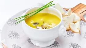 Куриный бульон со сморчками и черным трюфелем