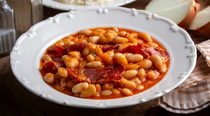 Тушеная белая фасоль с вяленым мясом