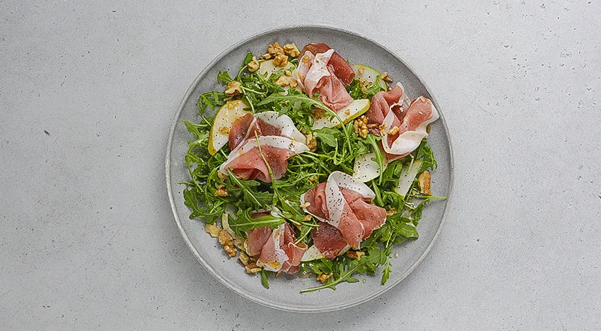 Салат с грушей и прошутто