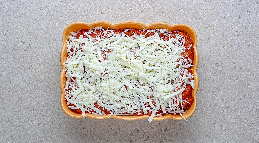 Блины с мясом в томатном соусе