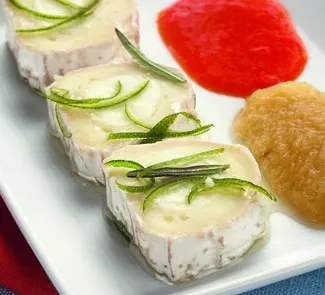 	 Маринованный козий сыр с соусами из сладкого перца и баклажана