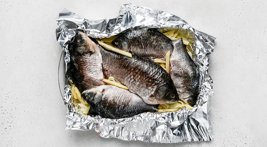 Караси, запеченные с картошкой в духовке