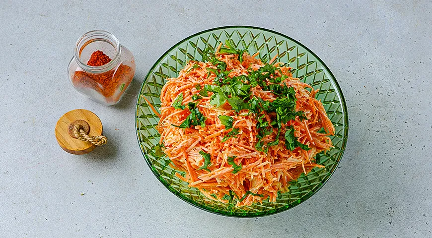 Морковный салат с сыром и чили-майонезом