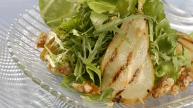 Зеленый салат с грушами-гриль