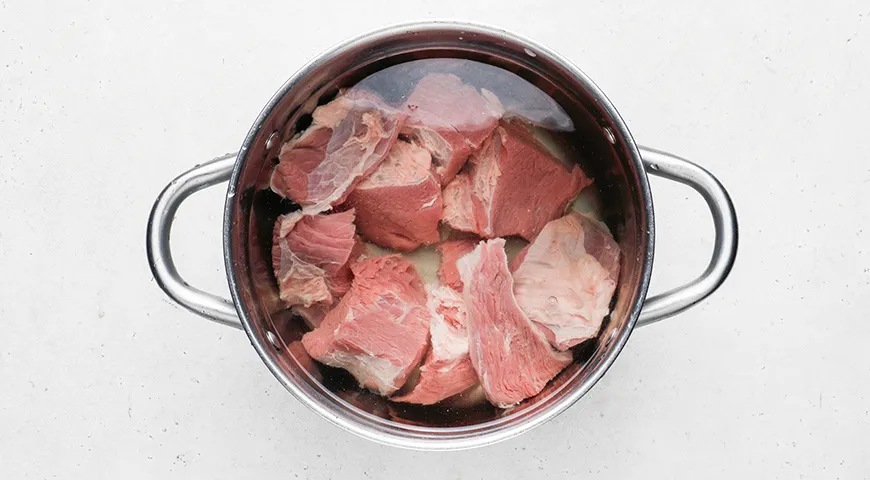 Домашние щи с капустой, мясом и молоком