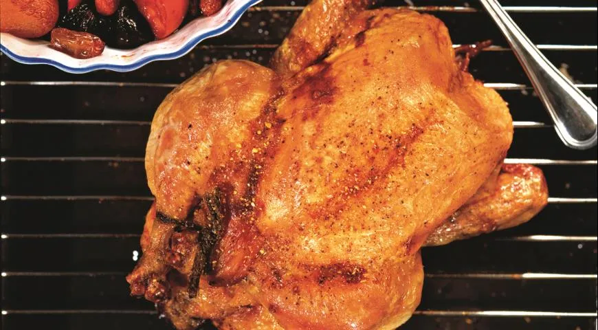 Запеченная курица с сухофруктами и карамелью