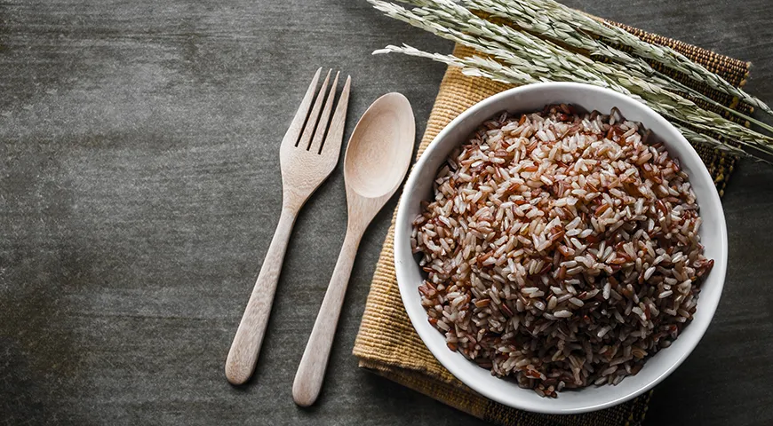 Бурый рис однозначно самый полезный: он сохраняет после обработки  отрубную оболочку – источник витаминов и питетельных веществ