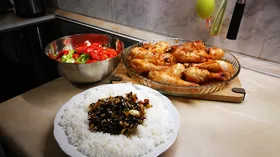 Запечённые куриные ножки с приправленным рисом