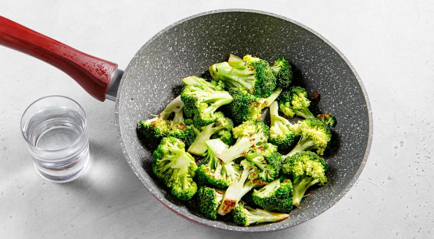 Курица с брокколи в сливочном соусе на сковороде