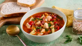 Томатный суп с курицей, фасолью и овощами