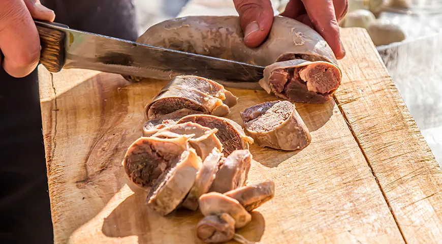 Казы обладает высокой питательной ценностью, содержат легкоусвояемый белок, витамин B12, железо и цинк