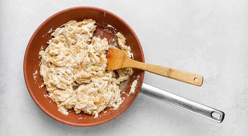 Жареные макароны с творогом