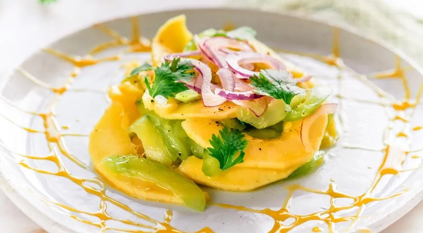 Огуречный салат с манго