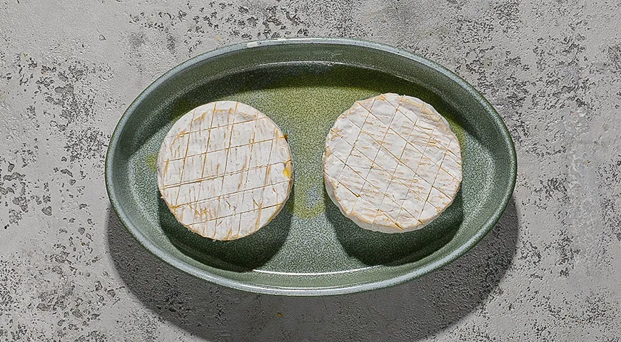Запеченный сыр бри с гранатом и фисташками