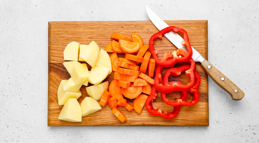 Баранина с картошкой и овощами на сковороде