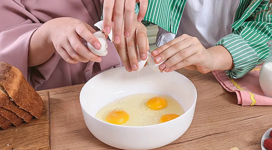 Гренки из кулича с ягодами и мороженым