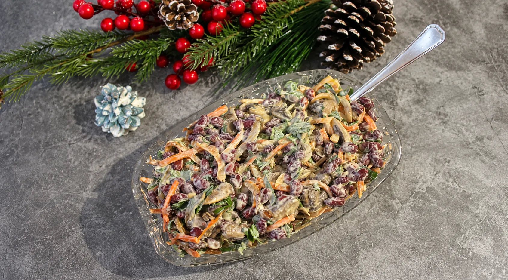 Салат с красной фасолью и куриной печенью