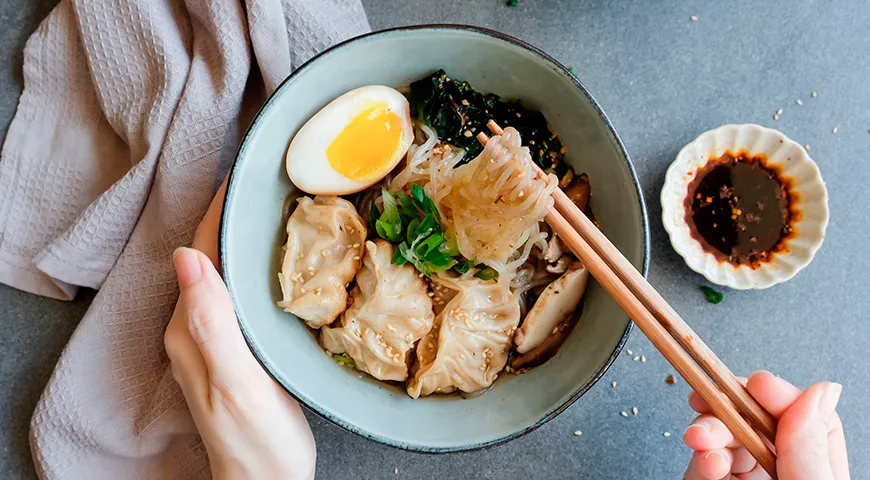 Острый имбирный суп «Мисо-Ширатаки» с лапшой