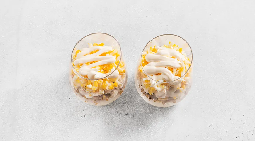 Слоеный салат с курицей, грибами и картофелем