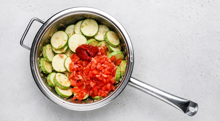 Тушеные кабачки с помидорами