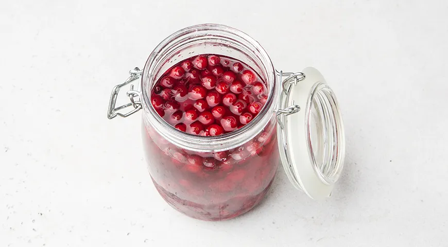 Настойка из клюквы с медом и мятой по-домашнему