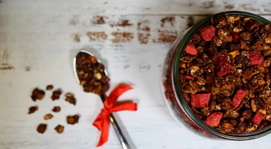 Гранола с клубникой и какао